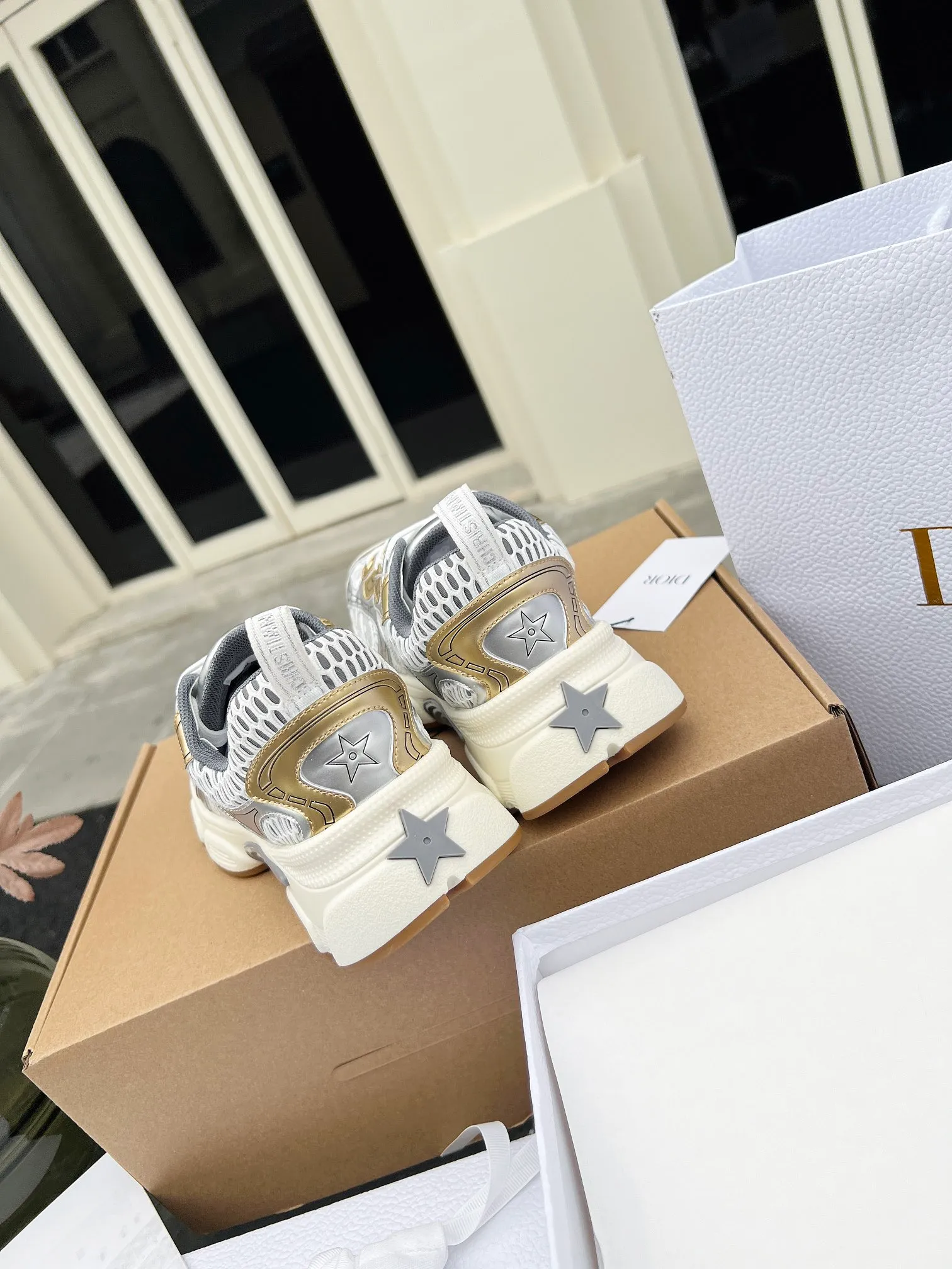 👟👟Ex-factory price 600👟👟 High version couple model🍸 Dior Dior | 2024 ˢˢDilraba, many stars have the same style. L’s 2024 spring and summer new products. The latest popular Chrono series, thick-soled mesh color-blocking running shoes, dad shoes, casual sports shoes series〰 Original purchase, development and production👍🏻This Dior Chrono sneaker is made of white and black mesh fabric with leather effect panels. The CD logo on both sides, the star patch on the tongue and the Dior logo on the heel, many details highlight the style. The two-tone laces, lightweight sole and star embellishment allow for a casual look all year round, complementing a variety of casual or elegant pieces. ♺Upper: Original imported first-layer cowhide + mesh ♺Inner lining: Original customized breathable lining ♺Outsole: Original molded EVA super light and super soft outsole ♺Heel height: 4.5cm ♺Size: Female 35-41 Male 39-45 (Female 40.41 Male 45 customized)